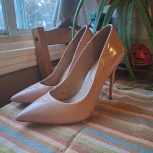 Nude pointy pumps
